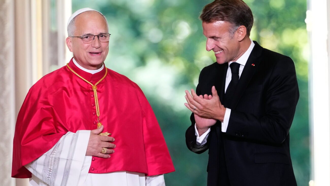 Popiežius Leonas XIV ir Emmanuelis Macronas šypsosi bei sveikinasi