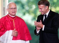 Popiežius Leonas XIV ir Emmanuelis Macronas šypsosi bei sveikinasi