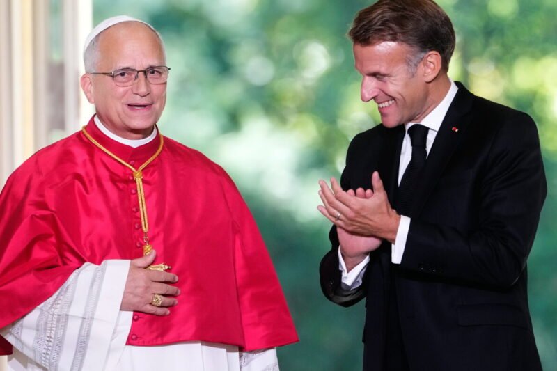 Popiežius Leonas XIV ir Emmanuelis Macronas šypsosi bei sveikinasi