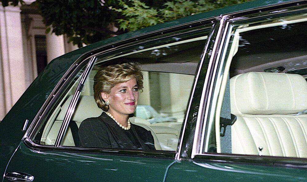 Princesė Diana sėdi prabangaus automobilio salone