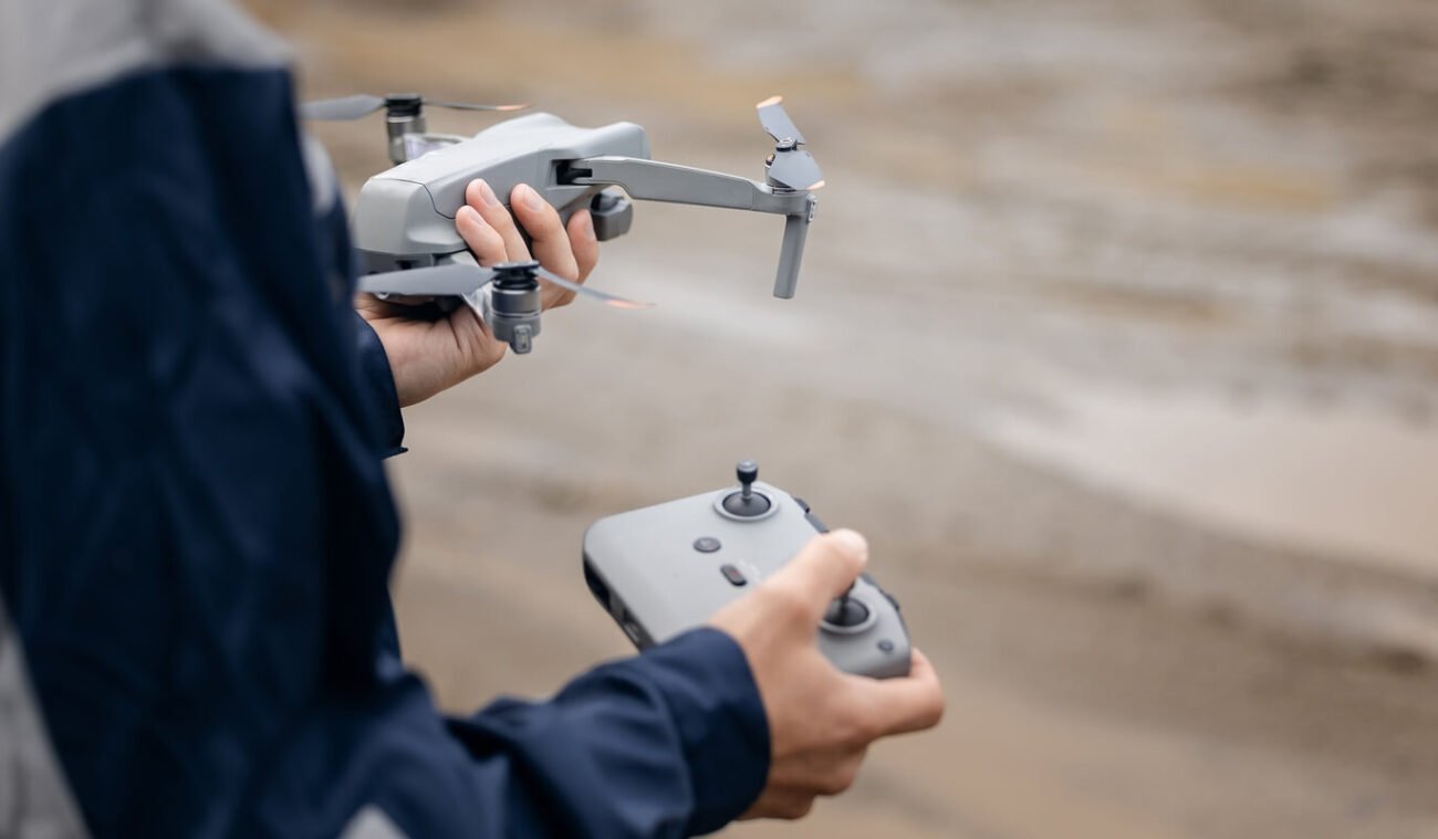 RSI Europe 50 mln. eurų investicija Panevėžio rajone, žmogus rankose laiko droną ir valdymo pultą