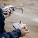 RSI Europe 50 mln. eurų investicija Panevėžio rajone, žmogus rankose laiko droną ir valdymo pultą