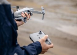 RSI Europe 50 mln. eurų investicija Panevėžio rajone, žmogus rankose laiko droną ir valdymo pultą