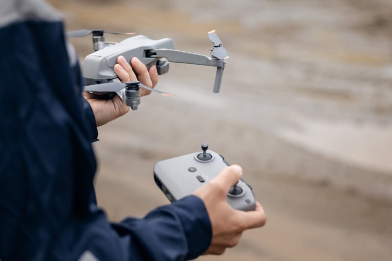 RSI Europe 50 mln. eurų investicija Panevėžio rajone, žmogus rankose laiko droną ir valdymo pultą