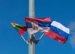 Rusijos grėsmės Lietuvai VSD vertinime – Lietuvos, Rusijos ir Serbijos vėliavos