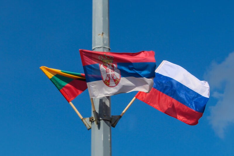 Rusijos grėsmės Lietuvai VSD vertinime – Lietuvos, Rusijos ir Serbijos vėliavos
