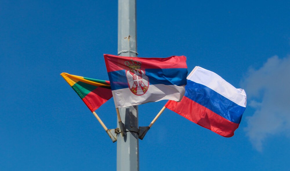 Rusijos grėsmės Lietuvai VSD vertinime – Lietuvos, Rusijos ir Serbijos vėliavos
