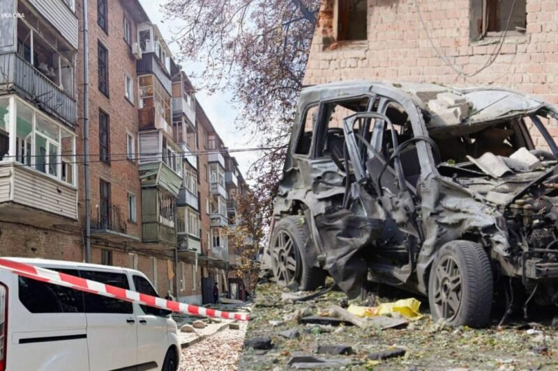 Smarkiai apgadintas automobilis prie daugiabučių namų ir įspėjamosios juostos