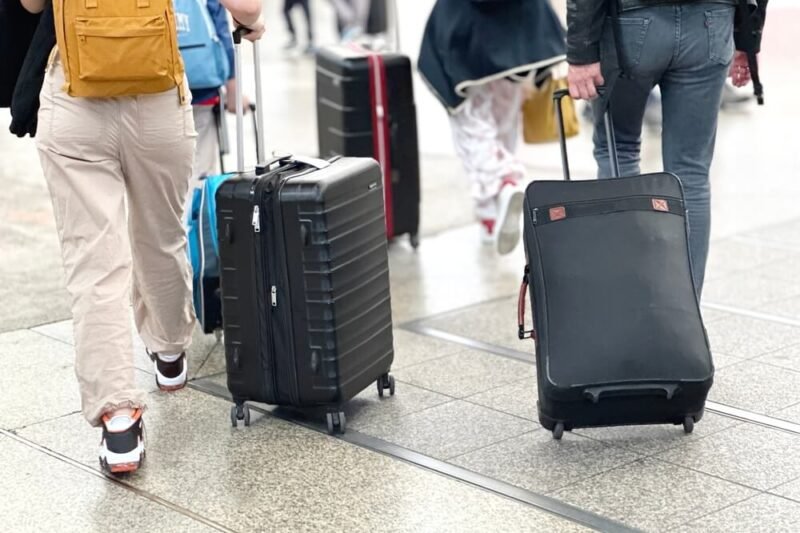 Šešėlinė ekonomika, nedarbas ir emigracija Lietuvoje, keleiviai su lagaminais oro uoste