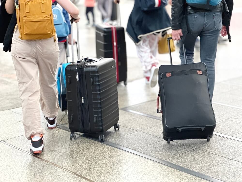 Šešėlinė ekonomika, nedarbas ir emigracija Lietuvoje, keleiviai su lagaminais oro uoste
