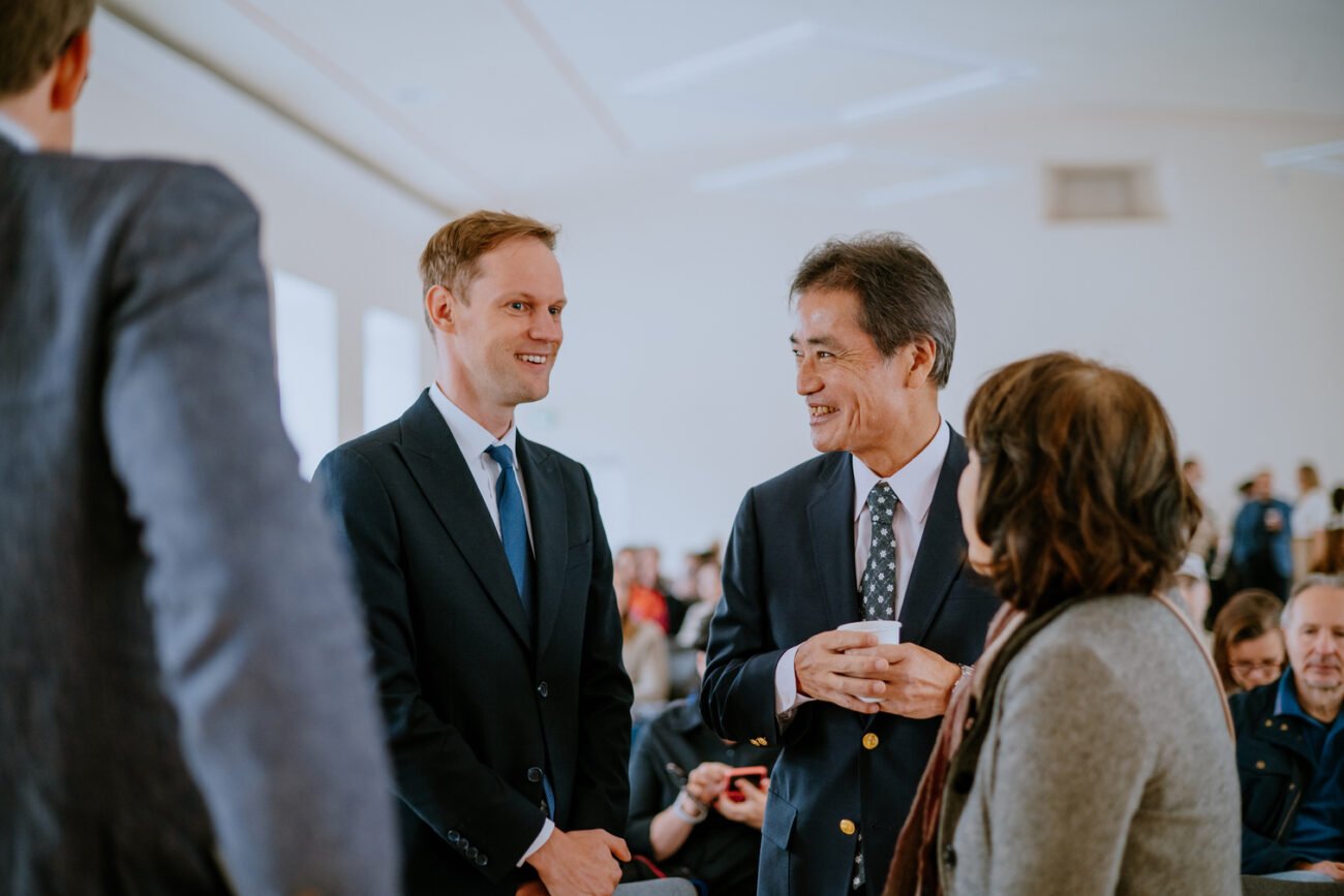 Shigeru Ban bendrauja su paskaitos dalyviais renginio salėje