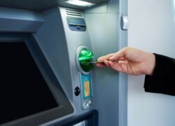 Ūkio banko klientų lėšų perėmimas, banko kortele naudojamasi bankomate