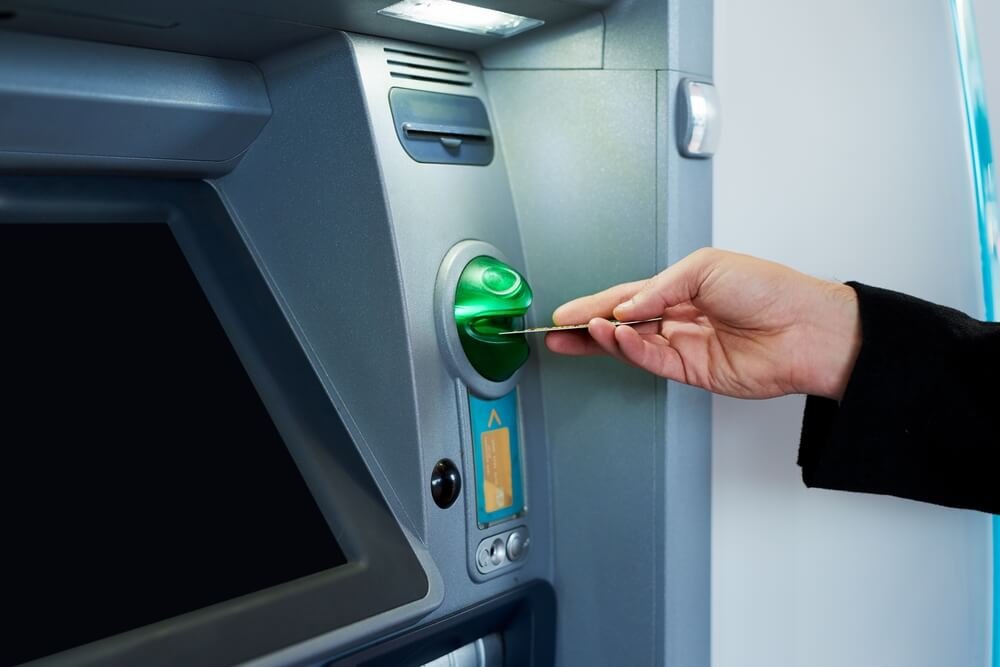Ūkio banko klientų lėšų perėmimas, banko kortele naudojamasi bankomate
