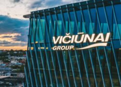 „Vičiūnai Group“ logotipas ant modernaus stiklinio pastato fasado