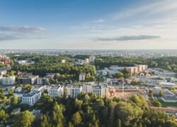 Vilniaus miesto panorama iš paukščio skrydžio, apsupta želdynų ir naujų statybų