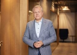 Vyro portretas moderniame biuro koridoriuje