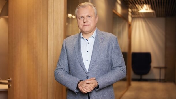 Vyro portretas moderniame biuro koridoriuje