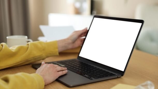 Windows 11 24H2 palaikymas - nešiojamuoju kompiuteriu besinaudojantis žmogus