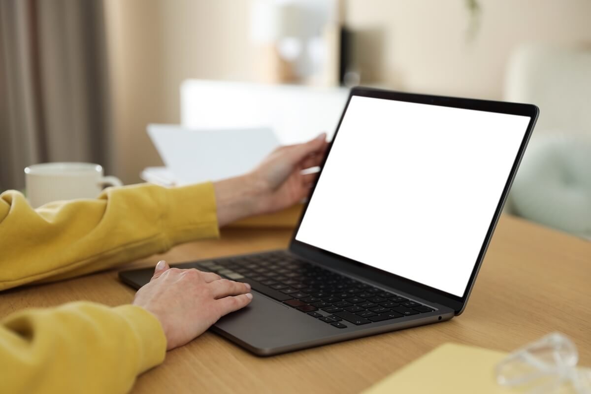 Windows 11 24H2 palaikymas - nešiojamuoju kompiuteriu besinaudojantis žmogus