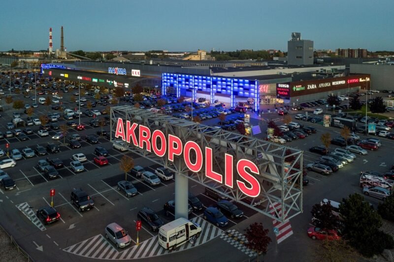 Akropolio prekybos centras vakare su apšviestu fasadu ir automobilių aikštele