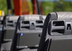 Autobuso sėdynių atlošai su integruotais staleliais ir laikikliais