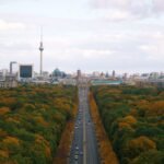 Berlyno panorama ir medžiais apsupta gatvė rudenį