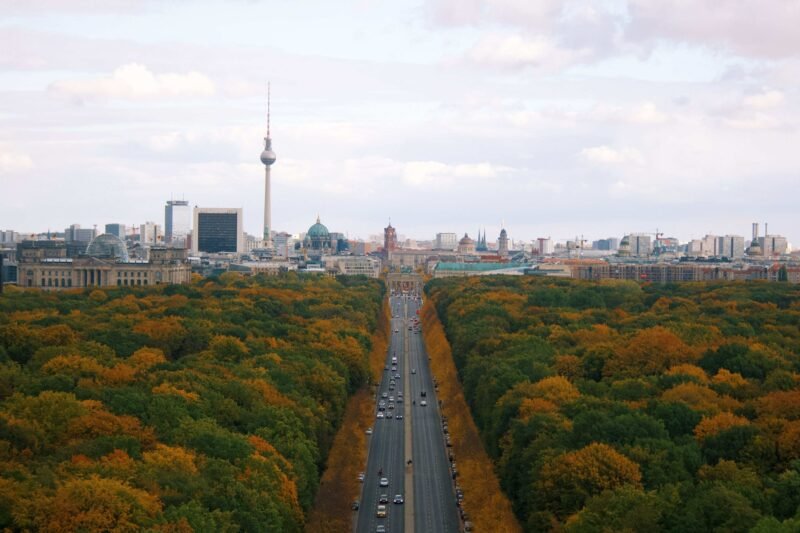 Berlyno panorama ir medžiais apsupta gatvė rudenį