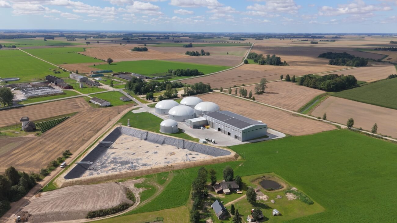 Biodujų gamybos kompleksas su kupoliniais rezervuarais tarp dirbamų laukų