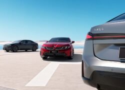 Trys BMW automobiliai pajūrio aikštelėje, priekyje matomas pilko automobilio galas