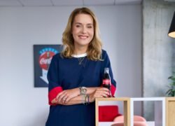Moteris biure laiko Coca - Cola buteliuką