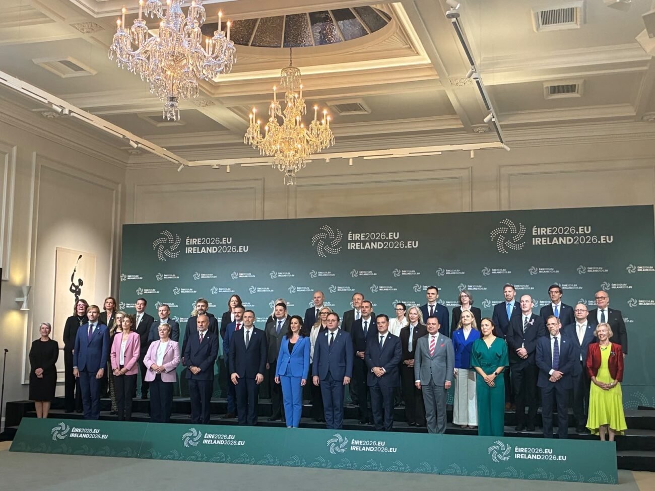 ES sveikatos ministrų susitikimo dalyviai pozuoja konferencijos salėje Dubline