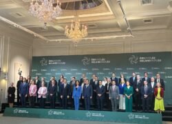 ES sveikatos ministrų susitikimo dalyviai pozuoja konferencijos salėje Dubline