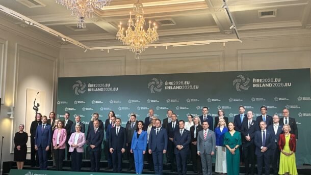 ES sveikatos ministrų susitikimo dalyviai pozuoja konferencijos salėje Dubline