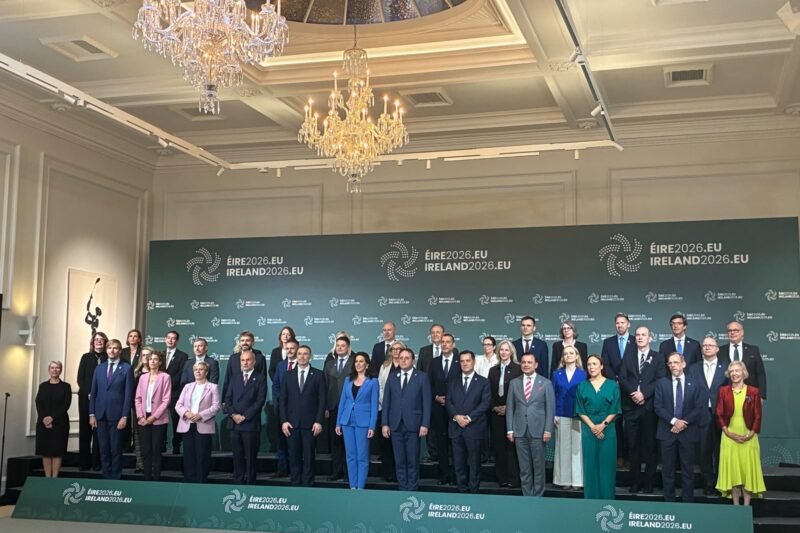 ES sveikatos ministrų susitikimo dalyviai pozuoja konferencijos salėje Dubline