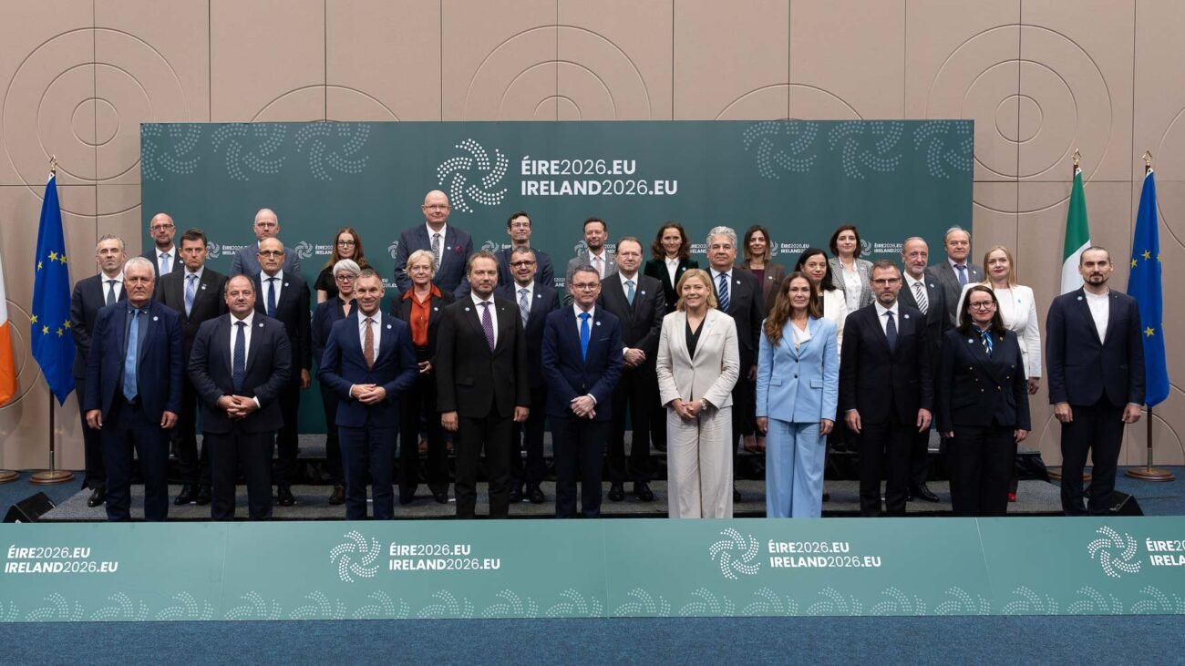 Europos pareigūnų grupė stovi prie Airijos pirmininkavimo ES renginio scenos
