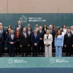 Europos pareigūnų grupė stovi prie Airijos pirmininkavimo ES renginio scenos