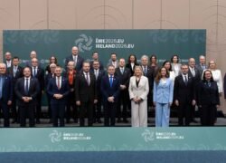 Europos pareigūnų grupė stovi prie Airijos pirmininkavimo ES renginio scenos