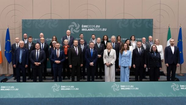 Europos pareigūnų grupė stovi prie Airijos pirmininkavimo ES renginio scenos