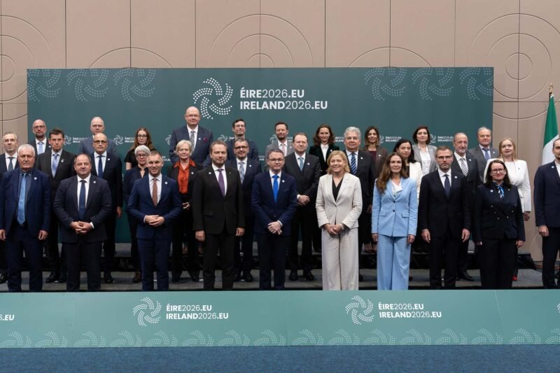 Europos pareigūnų grupė stovi prie Airijos pirmininkavimo ES renginio scenos
