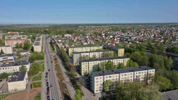 Iš paukščio skrydžio matomas daugiabučių rajonas su gatvėmis ir privačiais namais