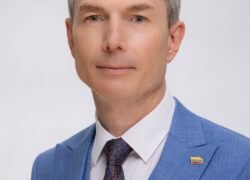 Gintautas Kindurys su mėlynu kostiumu ir kaklaraiščiu portretinėje nuotraukoje