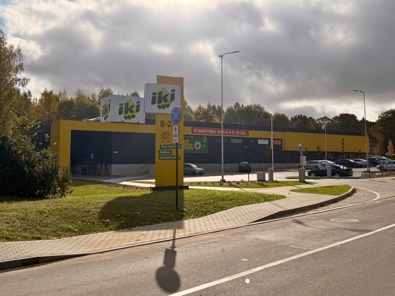 IKI parduotuvės pastatas ir reklaminis stendas prie kelio Vilniuje