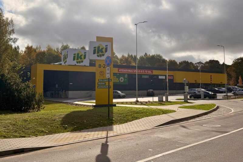 IKI parduotuvės pastatas ir reklaminis stendas prie kelio Vilniuje