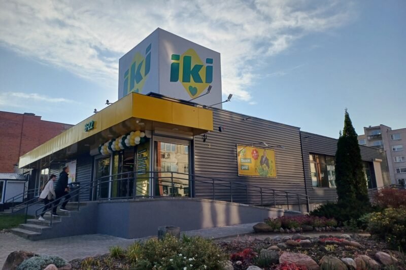 „Iki“ parduotuvės pastatas su lauko aikštele ir apželdinta aplinka