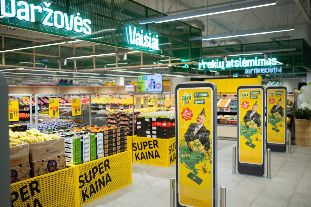 „Iki“ parduotuvės prekybos salė su vaisių ir daržovių skyriumi bei reklaminiais stovais