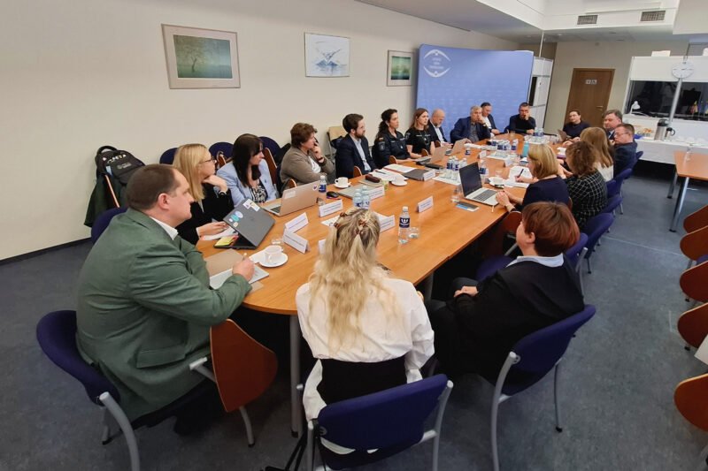 Institucijų atstovai susirinkę prie stalo dalyvauja darbiniame susitikime