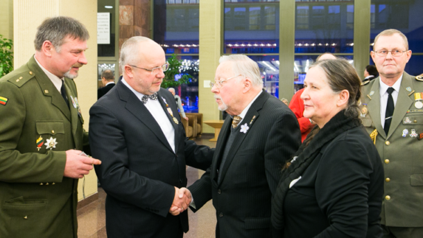 Juozas Olekas spaudžia ranką Vytautui Landsbergiui, šalia stovi uniformuoti vyrai