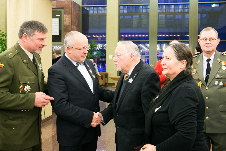 Juozas Olekas spaudžia ranką Vytautui Landsbergiui, šalia stovi uniformuoti vyrai