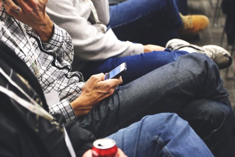 Telefoną lietuviai tikrina kas kelias minutes: dėmesį išblaško ne tik ekrano laikas