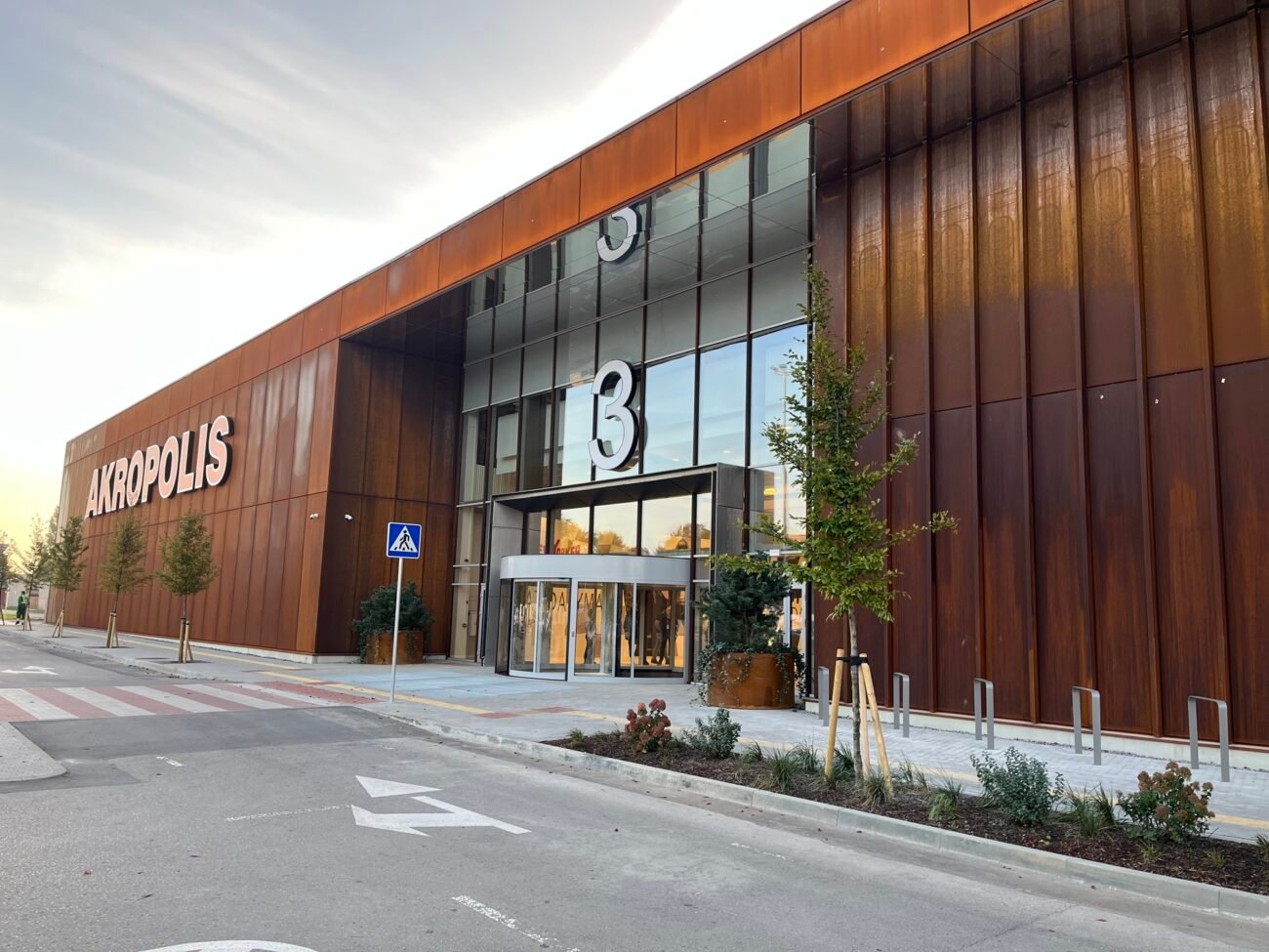 Klaipėdos „Akropolio“ pastato fasadas ir pagrindinis įėjimas